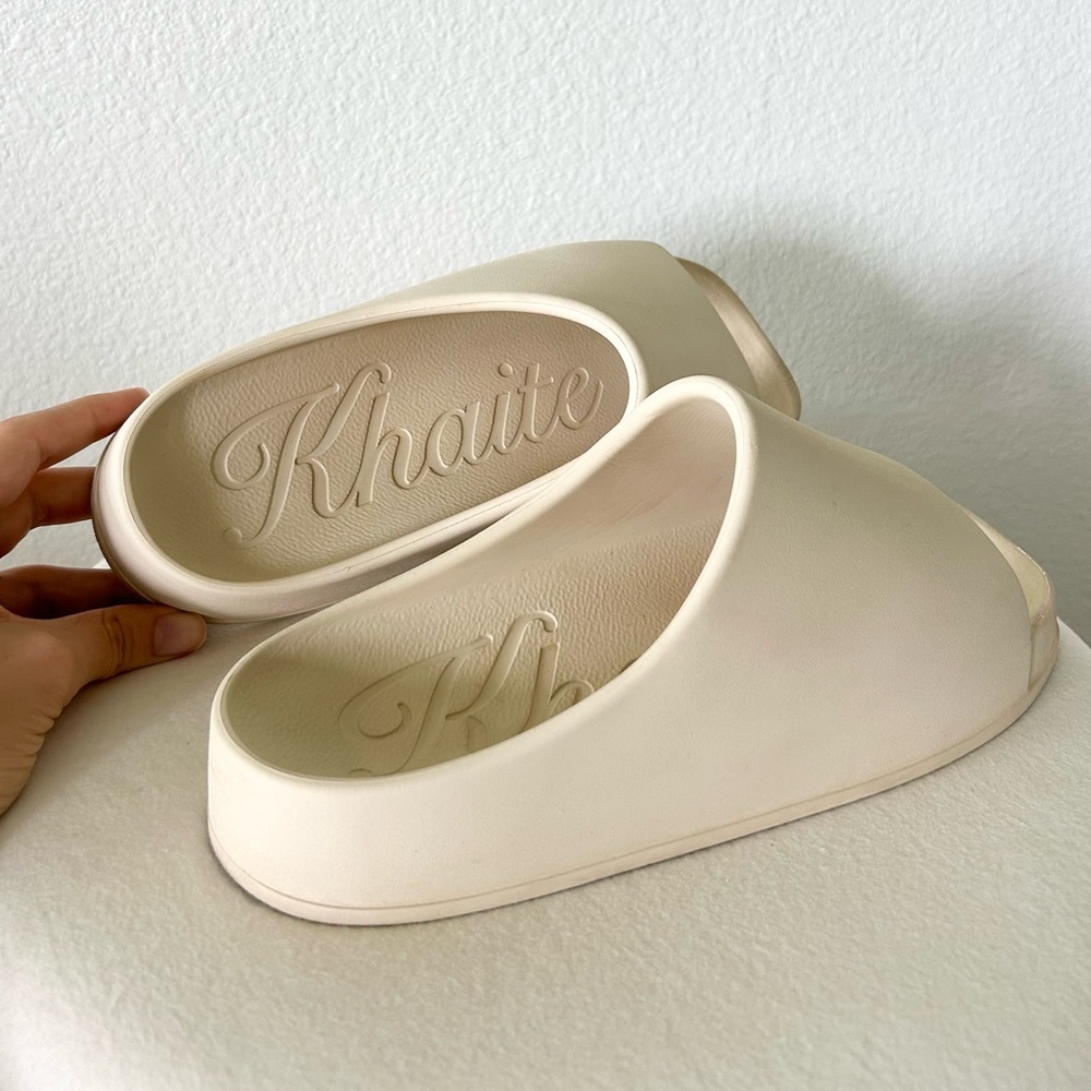 KHAITE The Brighton Rubber Slide in Cream